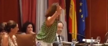 Momento de la expulsión de la concejala del PP Dolores Serna