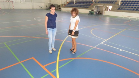 Esther Nieto-Márquez y Beatriz Labián comprueba cómo ha quedado la pista del pabellón del Nuevo Manzanares