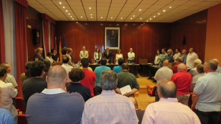 Pleno del Ayuntamiento, guardando un minuto de silencio.