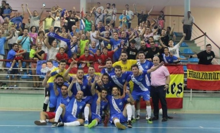 Los jugadores posan ante los aficionados manzanareños desplazados a Bargas. Foto: FFCM