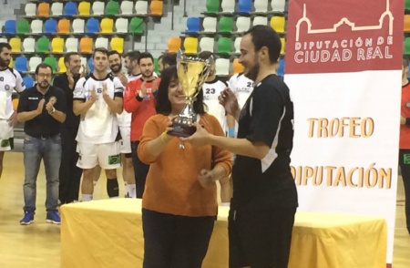 Moncho Peco, capital del BM Manzanares, recogió el trofeo de subcampeón