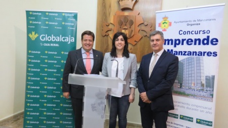 Gemma de la Fuente, concejal de desarrollo empresarial, junto a responsables de Globalcaja