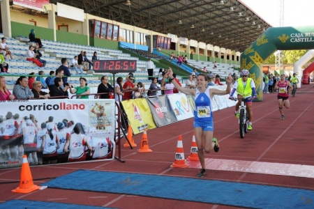 Cristina Izarra a su entrada a meta en Puertollano