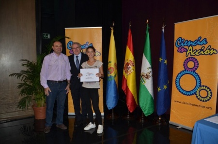 Alumna y profesor del IES Azuer con el premio Laboratorio de Geología de Ciencia en Acción 2016