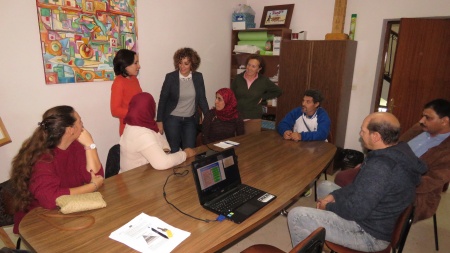 Beatriz Labián visita en el Centro Social el Taller de capacitación personal y social
