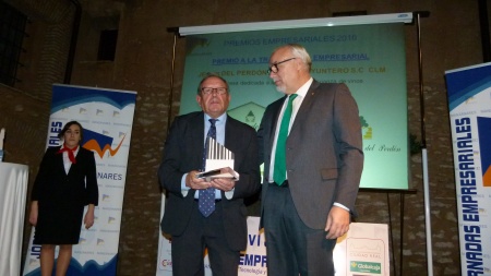 Julián Nieva entregó a Félix Cano, presidente de la Cooperativa, el premio a la trayectoria empresarial