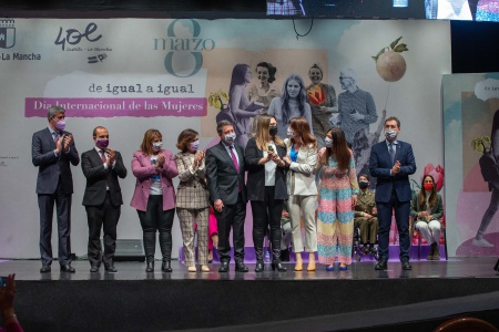 Ángeles Morales recibe el premio otorgado al Centro de la Mujer