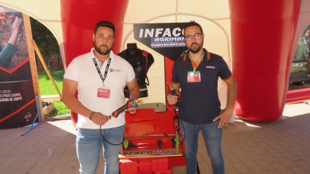 Representantes de Infaco y Agriman con la herramienta premiada