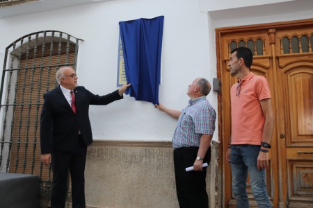 Momento en el que Nieva y Ángel Camacho desvelan la cerámica ante la mirada de Cristóbal del Río