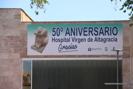 Pancarta conmemorativa en la fachada del hospital