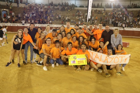 Miembros de la asociación Talayot celebrando la victoria de su equipo