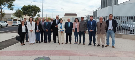 Autoridades y familia Bellido junto a representantes de asociaciones empresariales en la nueva calle Miguel Bellido