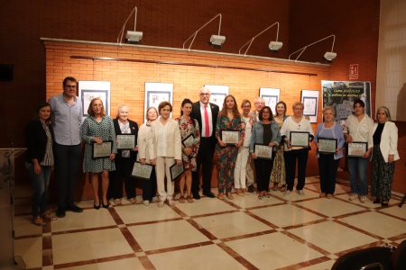 Alumnas reconocidas por sus más de 20 años en la UP junto a las autoridades