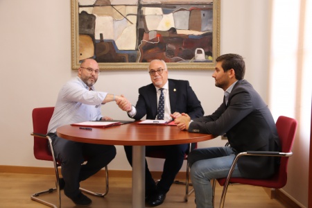 Firma del convenio con el presidente del Manzanares FS