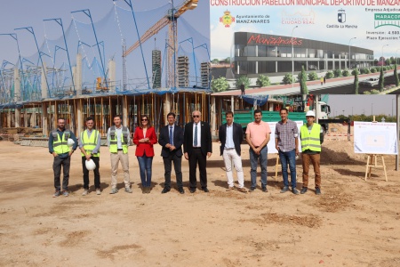 Autoridades y técnicos junto a las obras de pabellón