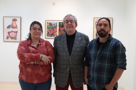 Leticia Moya, coordinadora de la biblioteca, Candi Sevilla, concejal de Cultura, y Fabián Sotolongo, artista