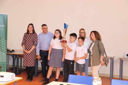 El equipo ganador levanta el trofeo de la VIII Olimpiada de Matemáticas