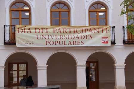 Pancarta que anuncia el encuentro en la plaza de la Constitución