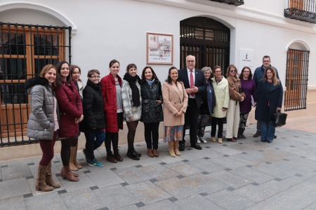 Personal de Servicios Sociales y de la UP junto al alcalde y concejalas