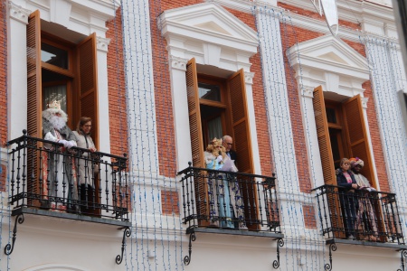 Saludo de los Reyes Magos desde los balcones del Ayuntamiento