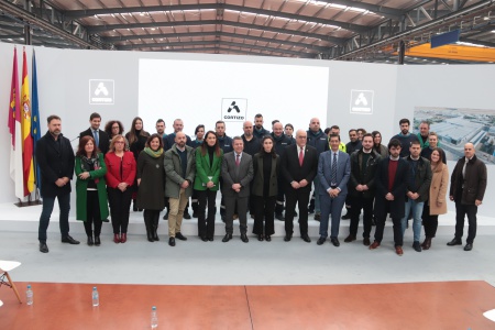 Foto de las autoridades junto a directivos y personal de Aluminios Cortizo