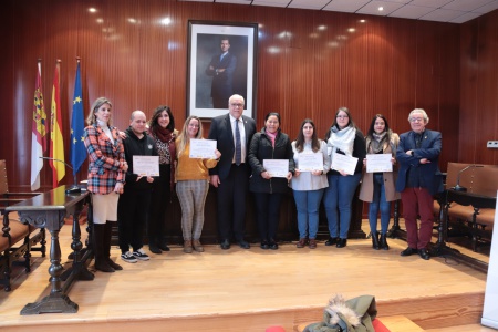 Participantes en el programa formativo con sus diplomas