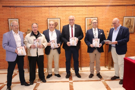 Miembros de El Zaque junto al alcalde de Manzanares en la presentación del libro catálogo