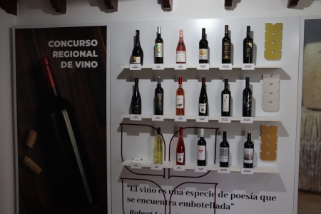 Expositor con los vinos premiados en un stand propio de Fercam 2023