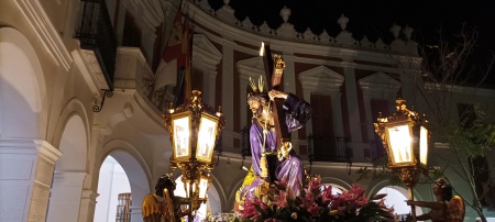 Imagen de Nuestro Padre Jesús del Perdón a su paso ante el Ayuntamiento de Manzanares