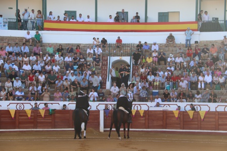 Saludo de los alguacilillos en la corrida de feria de 2023