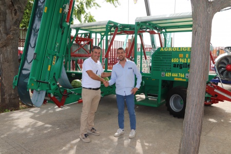 Luis Pérez y Rafael Safont ante la máquina premiada en Fercam 2024