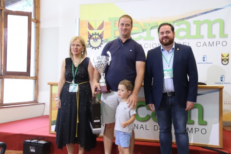 Julián Martín Albo junto a la secretaria y al director de Fercam