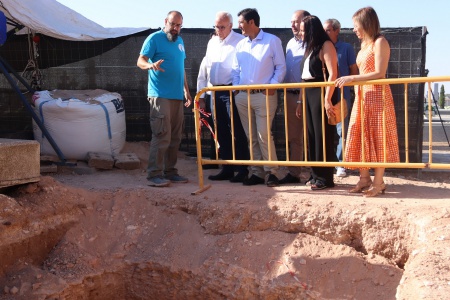 Ni las altas temperaturas que se están registrando estas fechas detienen los trabajos que la empresa Drakkar Consultores viene realizando desde mediados de mayo en el cementerio municipal de Manzanares: la exhumación de cinco fosas comunes en las que se encuentran enterrados los restos de 89 víctimas del franquismo. Las labores han finalizado en una de las dos zonas acotadas, donde ya se han recuperado 49 cuerpos. Actualmente se trabaja en la segunda, donde ya han sido recogidos 9 de los 40 cuerpos que toda