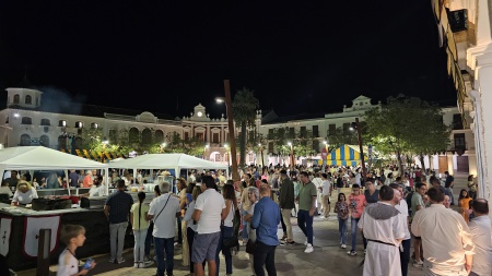 Tabernas y barbacoas instaladas en la plaza en 2023