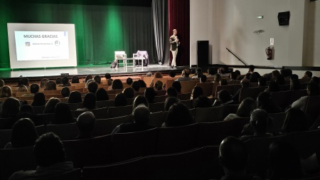 Alejandro Villena durante la charla dirigida a las familias en la Casa de Cultura