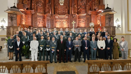 Foto conjunta de guardias y autoridades al término de la misa