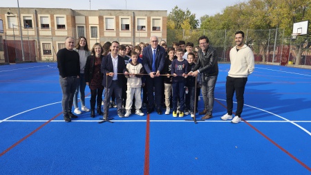 Corte de cinta inaugural de la pista polideportiva del IES Sotomayor