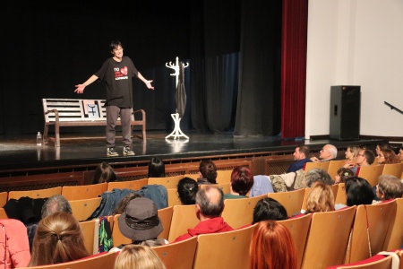 Pamela Palenciano durante su actuación en la Casa de Cultura de Manzanares