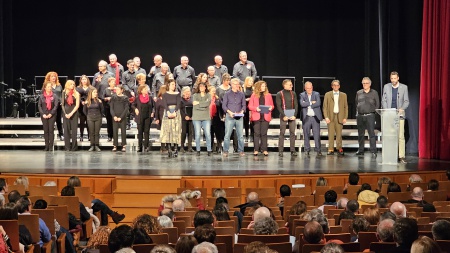 Momento de la clausura de la Muestra Escolar de Villancicos por el concejal de Cultura