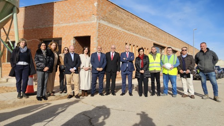 Autoridades junto a componentes de la GAI de Manzanares y de la empresa constructora