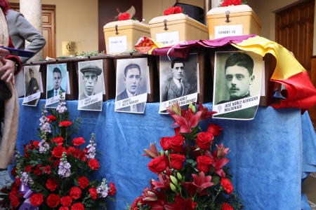 Acto de entrega de los cuerpos recuperados de las fosas 1 y 2 del cementerio de Manzanares