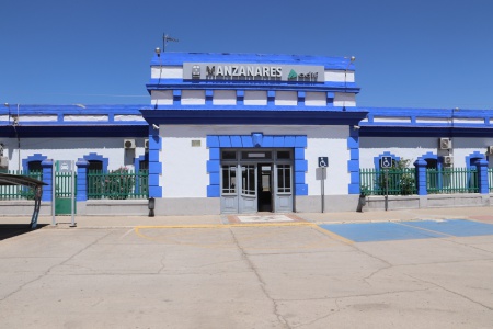Fachada de la estación de ferrocarril de Manzanares