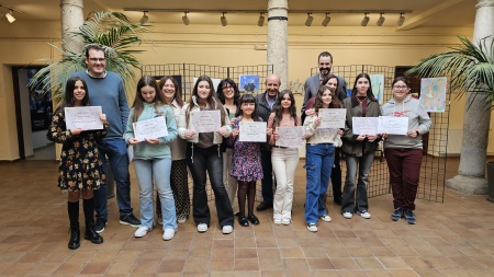 Foto conjunta de participantes con premio 