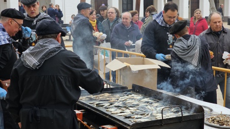 Asado de sardinas en la plaza de la Constitución