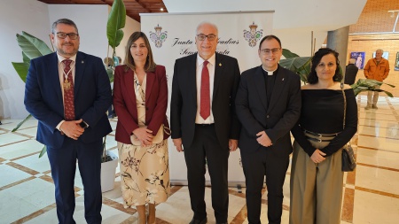 Autoridades y presidente de la Junta de Cofradías junto al pregonero