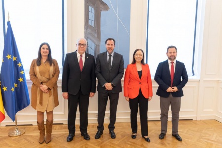 Nieva junto a parlamentarios de la provincia y a la alcaldesa de Alcázar con Óscar Puente