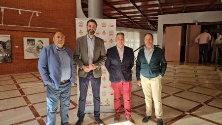 Miembros de la peña Sánchez Mejías junto al concejal de Cultura