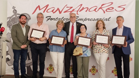 Nieva y Camacho junto al personal municipal jubilado