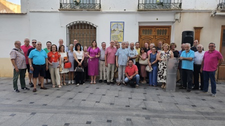 Autoridades y miembros del colectivo El Zaque posan ante la casa del Manifiesto