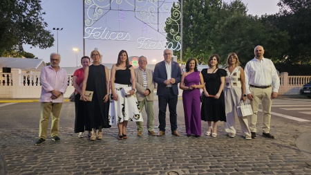 Miembros de la corporación municipal tras el encendido del alumbrado